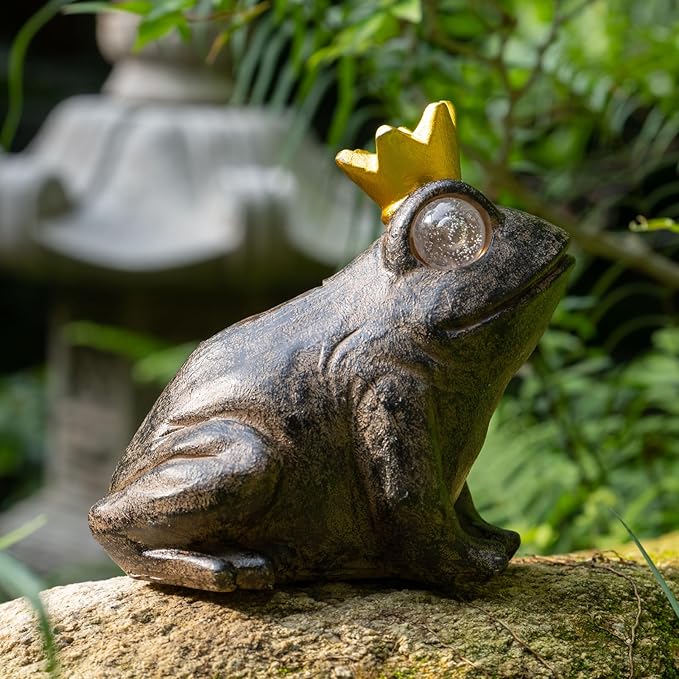 Rezpuao Garden Decor Statue Frog Prince,Solar Statue Decor Frog Prince,Resin Frogs Figurine with Solar Light for Patio,Balcony,Yard,Lawn Ornament,Perfect Garden Gift