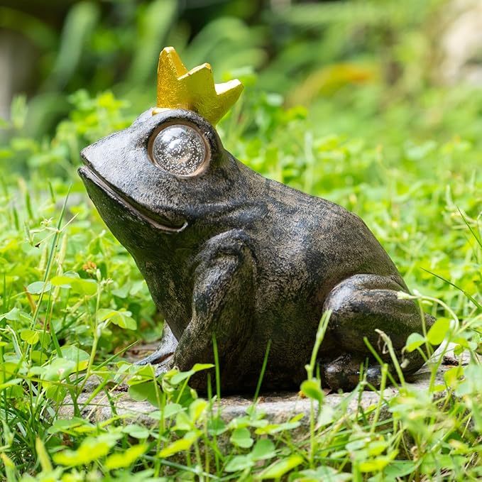 Rezpuao Garden Decor Statue Frog Prince,Solar Statue Decor Frog Prince,Resin Frogs Figurine with Solar Light for Patio,Balcony,Yard,Lawn Ornament,Perfect Garden Gift
